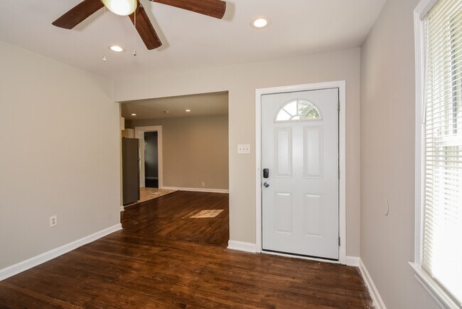 Building Photo - Fantastic 4bd/2ba home! Let yourself in!