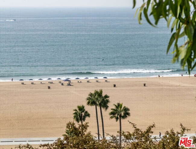 Building Photo - 914 3rd St