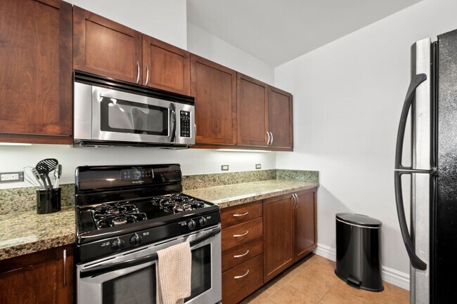 Building Photo - Top Floor Condo in the Gaslamp District!