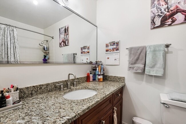 Building Photo - 70 W Burton Pl