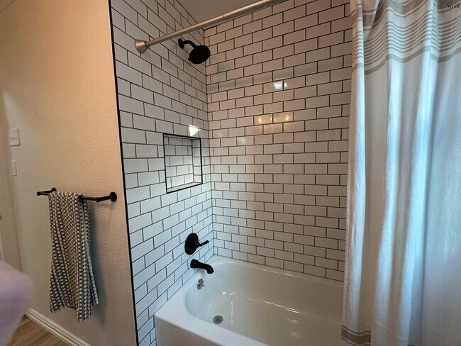 Building Photo - 3213 Hollywood Ave