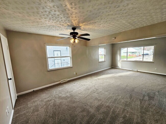 Building Photo - Move-In Ready 3BR/1BA Home w/ 2-Car Garage | Recently Updated