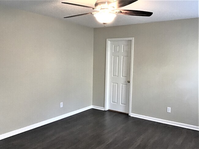 Building Photo - 5037 Thornton Dr