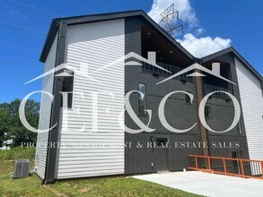 Building Photo - 52 Lily St