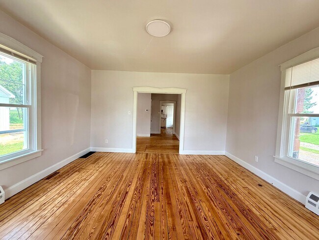 Building Photo - 37 N Kinzer Rd