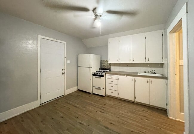 Building Photo - 511 N Poplar St