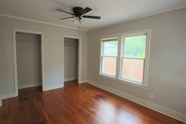 Building Photo - Tour Today! 2 Bedroom 1 Bath Downstairs Ap...