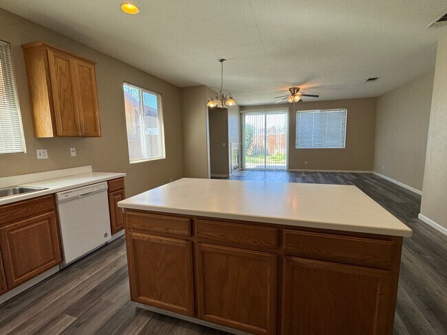 Building Photo - Four Bed, Two Bath Home Close to Hwy 99 an...