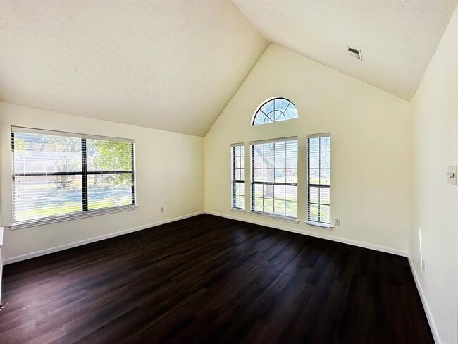 Building Photo - 306 Applewood Dr