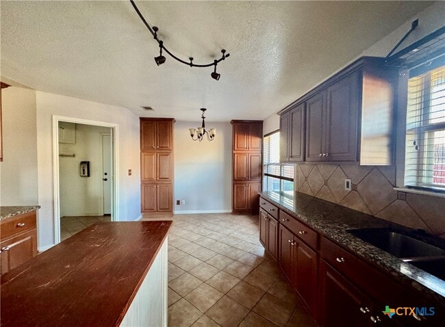 Building Photo - 5502 Golden Dr