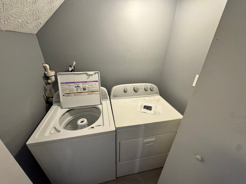 Building Photo - Room in Apartment on River Park Dr