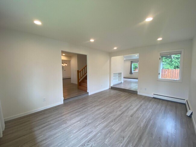 Building Photo - A 3 bed, 2.5 bath home that has been meticulously well kept!