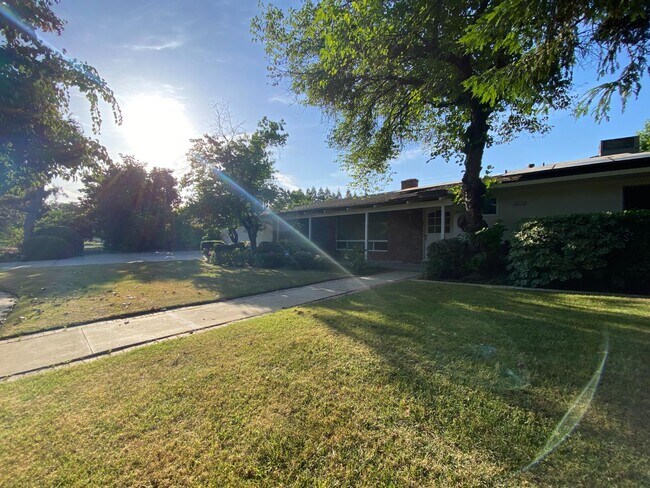 Building Photo - 1217 W Tenaya Way