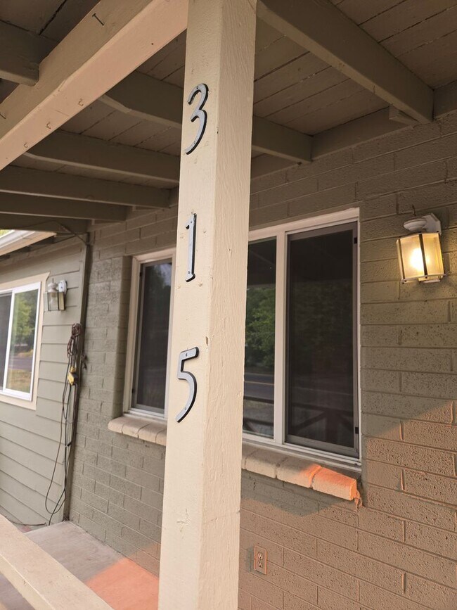 Building Photo - West-Flagstaff 4bd/2ba House Near NAU & CCC -Students & Pets OK!! Avail. July 10th!