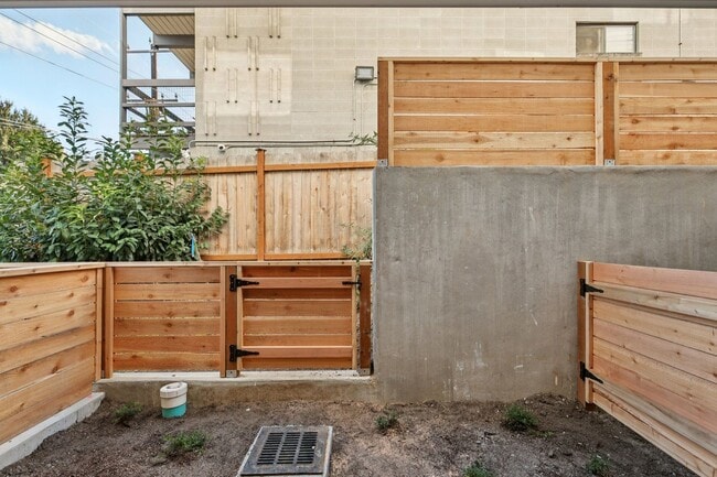 Building Photo - Pre-leasing for Jan/Sep 2026!