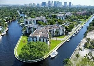 Building Photo - 900 River Reach Dr