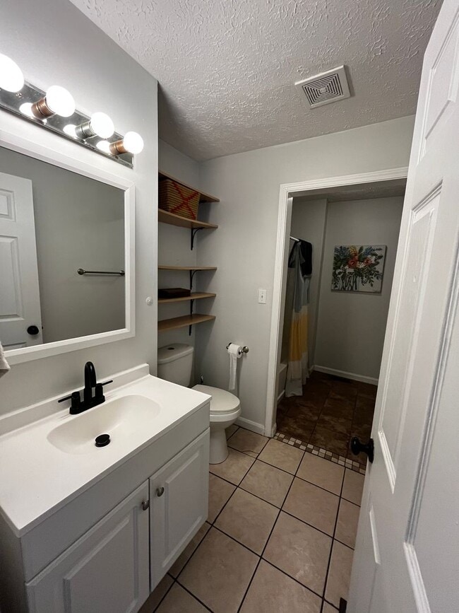 Building Photo - FURNISHED 2-BED w/OFFICE IN SHELBY PARK