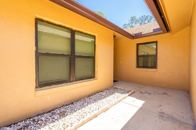 Building Photo - Beautifully Furnished 2BR Home + Bonus Room