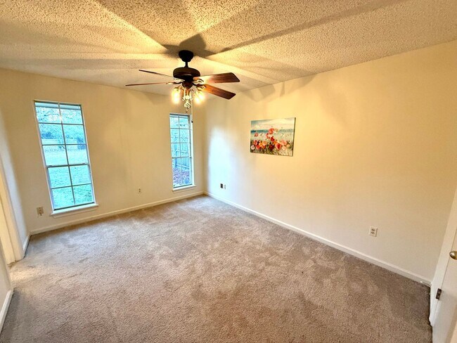 Building Photo - Spacious & Updated 3BR in Brookhollow – Fully Equipped