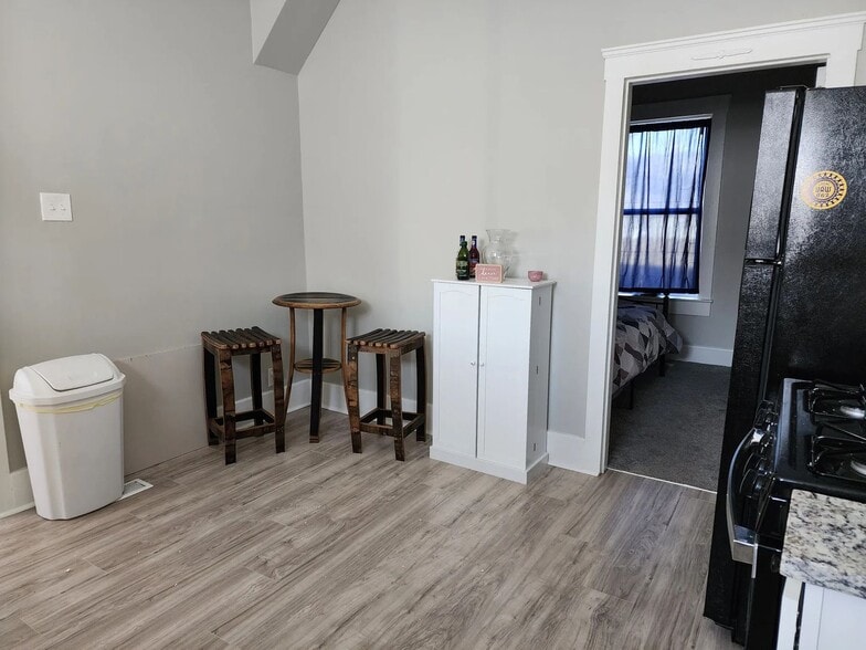 Building Photo - 1115 E 8th St