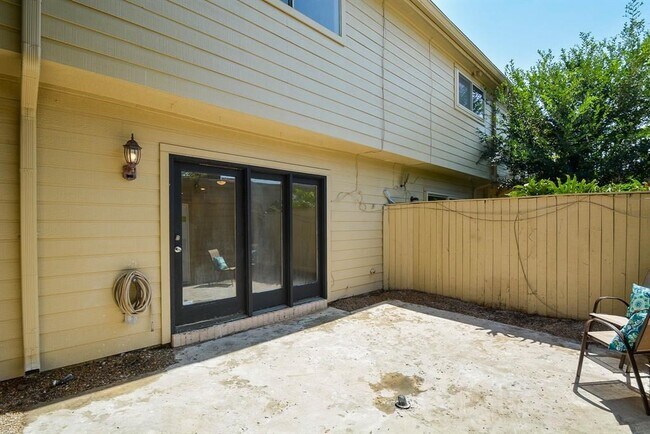 Building Photo - 978 Memorial Village Dr