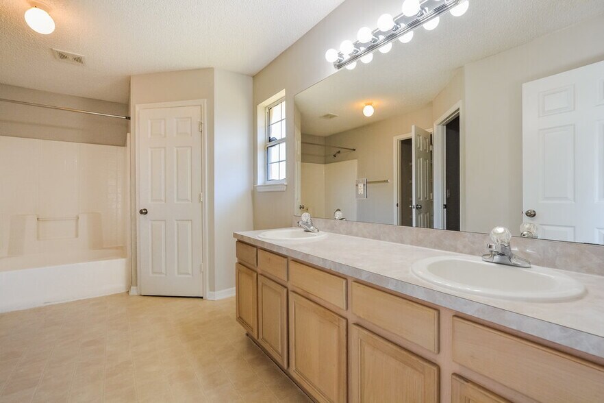 Building Photo - 2119 Dumas Dr