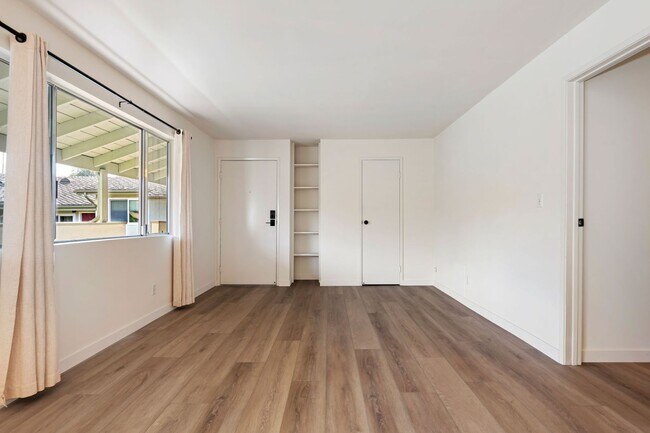 Building Photo - The perfect upstairs location down town Santa Barbara!