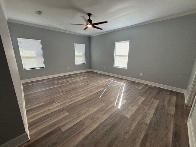Building Photo - 5 bedrooms!! Remodeled top to bottom!