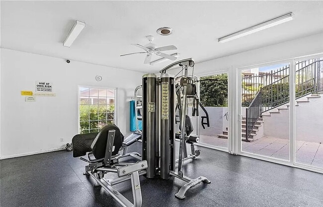Building Photo - "Discover Coastal Living: Spacious 2-Bed, 2-Bath Retreat in Newport Beach!"