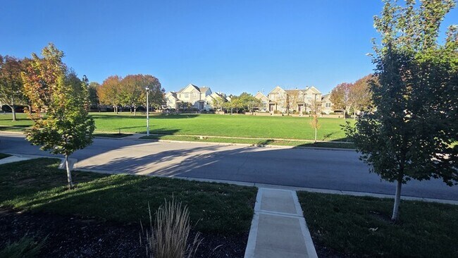 Building Photo - 4 bed 3 bath 2 car garage all maintenance provided townhome