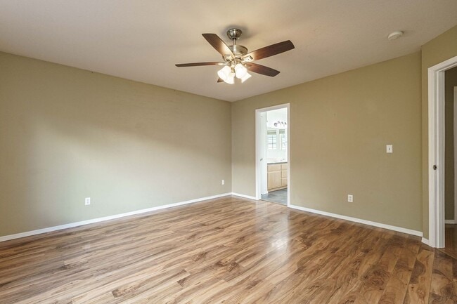 Building Photo - $500 Move In Special  4 Bedroom 2.5 Bath N...