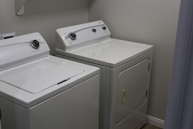 Building Photo - Northwest Bakersfield Home in the Village Green Community For Rent