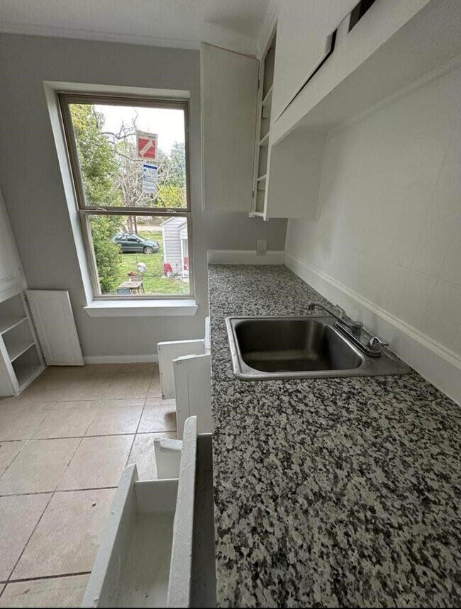 Building Photo - 702 Rosedale St