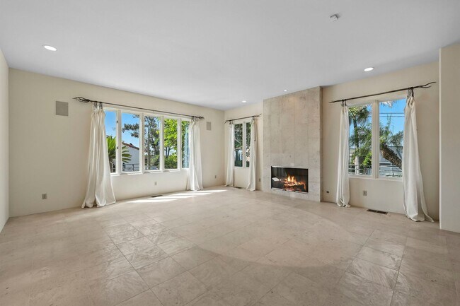 Building Photo - Gorgeous 3 Bed/3 Ba Home Tucked Away in th...