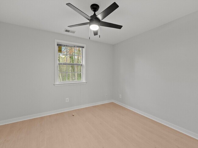 Building Photo - "Spacious 5-Bed Haven on Cedarest Rd – Where Comfort Meets Convenience in Fairfax!"