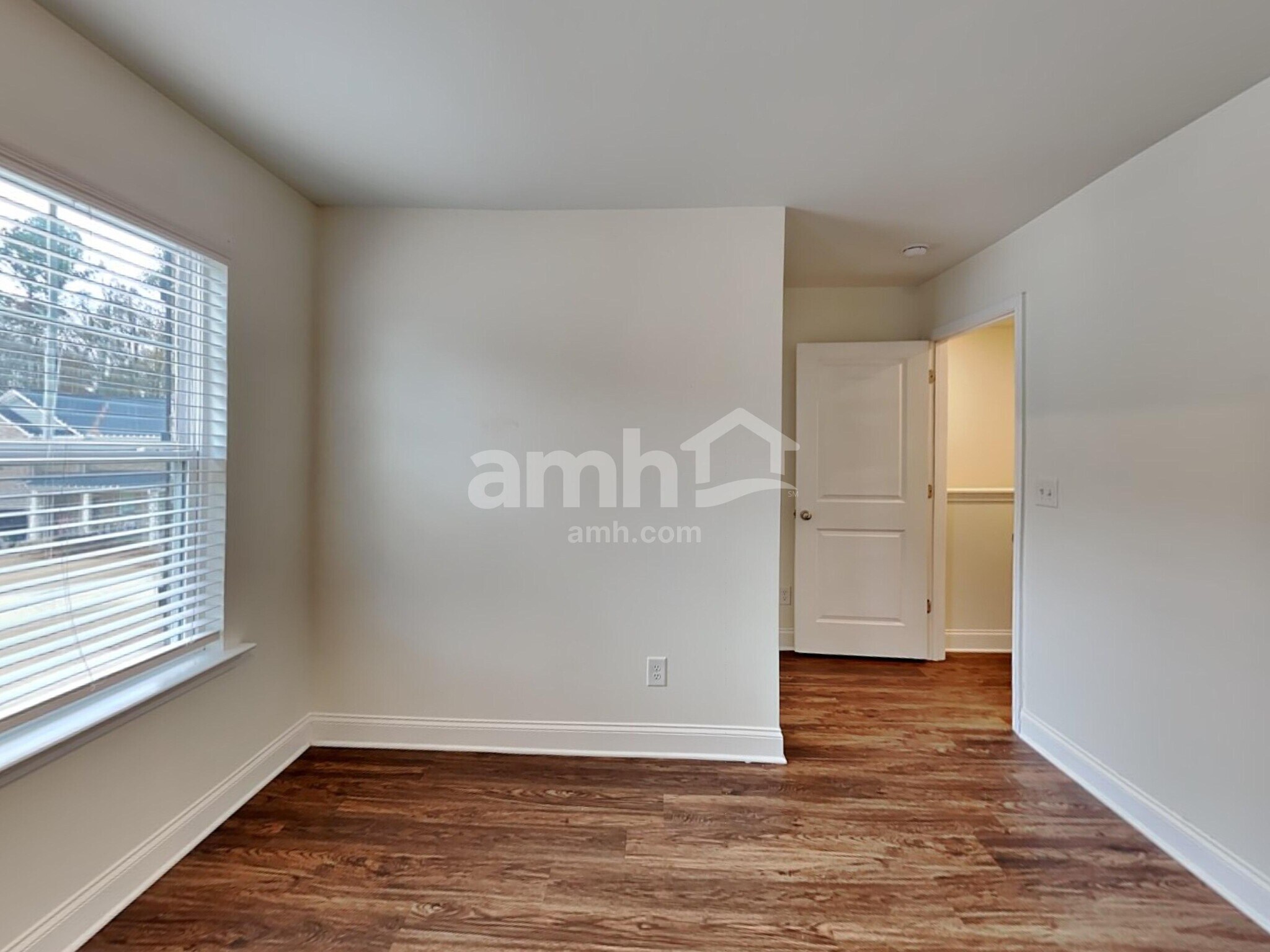 Building Photo - 574 Pointe Dr