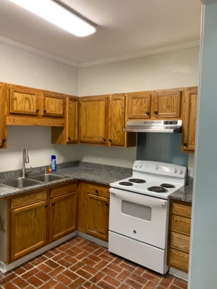 Building Photo - 165 Grove Hl