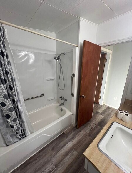 Building Photo - 414 E Broadway St