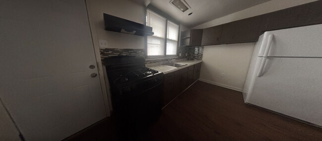 Building Photo - Charming 2-Bedroom with Classic Philly Charm