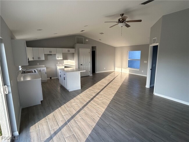 Building Photo - 776 Cashmere Ave