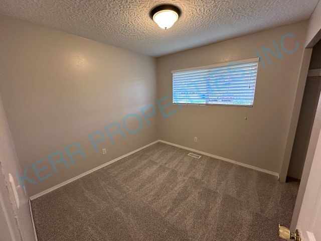 Building Photo - FREE RENT! Spacious 4-Bedroom Gem with 2,320 Sq Ft of Comfort in Milwaukie!