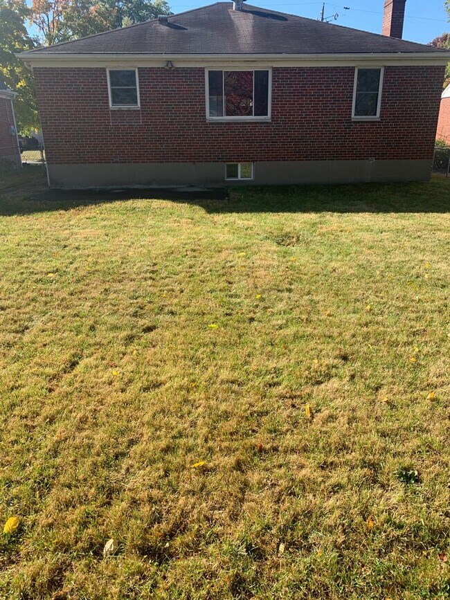 Building Photo - Lovely Ranch Home with Hardwood Floors and...