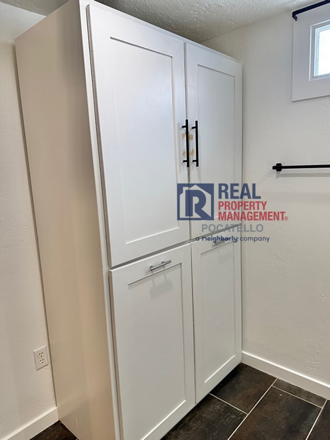 Building Photo - 3 bed 2 bath house - 1 car garage - PET FRIENDLY