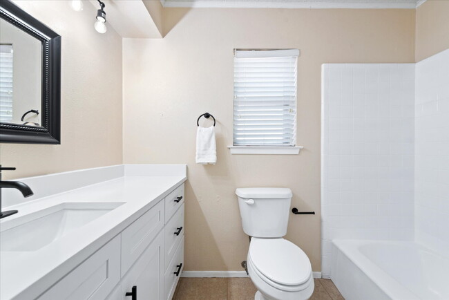 Building Photo - "Spacious 4-Bedroom Hardwood & Granite Fin...