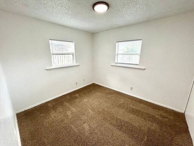 Building Photo - *COMING SOON* 3BR/2BA with Fireplace & 2-Car Garage!