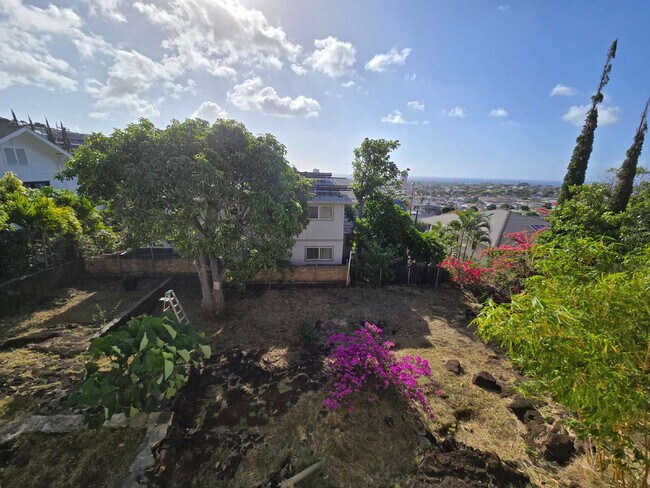 Building Photo - Downstairs unit of House - 2br/1ba/1pkg Kaimuki area