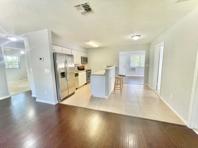 Building Photo - 3BR 1BA Annual Rental Available Now
