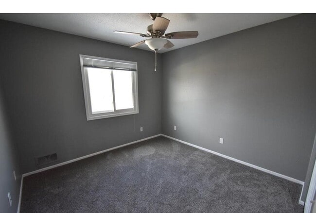 Building Photo - Spacious townhome- 3 bed/2.5ba -Community Pool! SLP- Available May 1