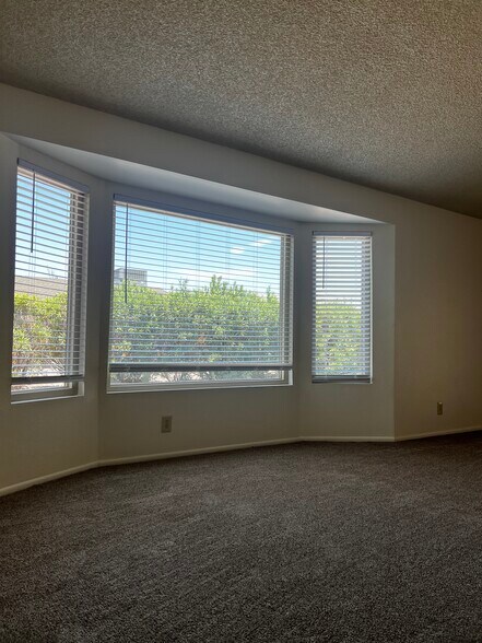 Large bay windows in LR - 1032 Leisure World