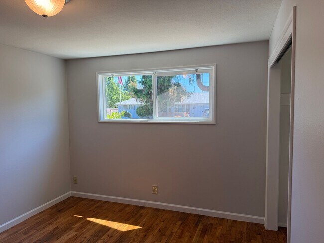 Building Photo - 3-bedroom, 1 bath duplex with garage!